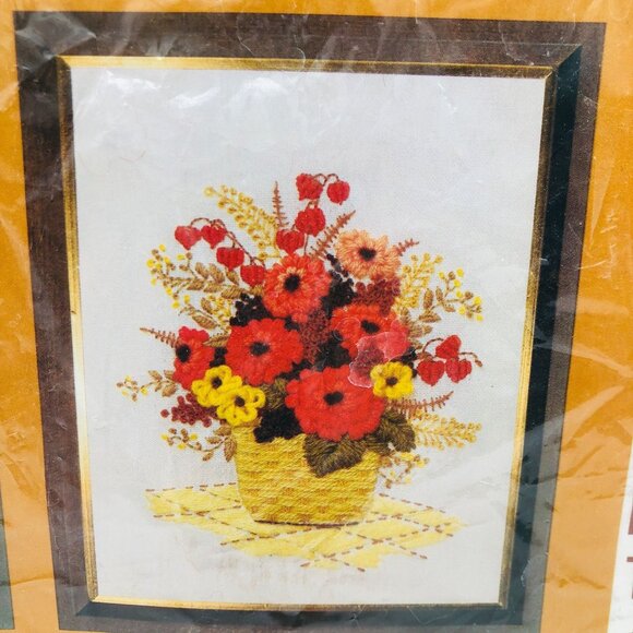 The Creative Circle #526 “Poppies & Zinnias” Stitchery Kit 8″×10″ New/Sealed - Picture 6 of 9